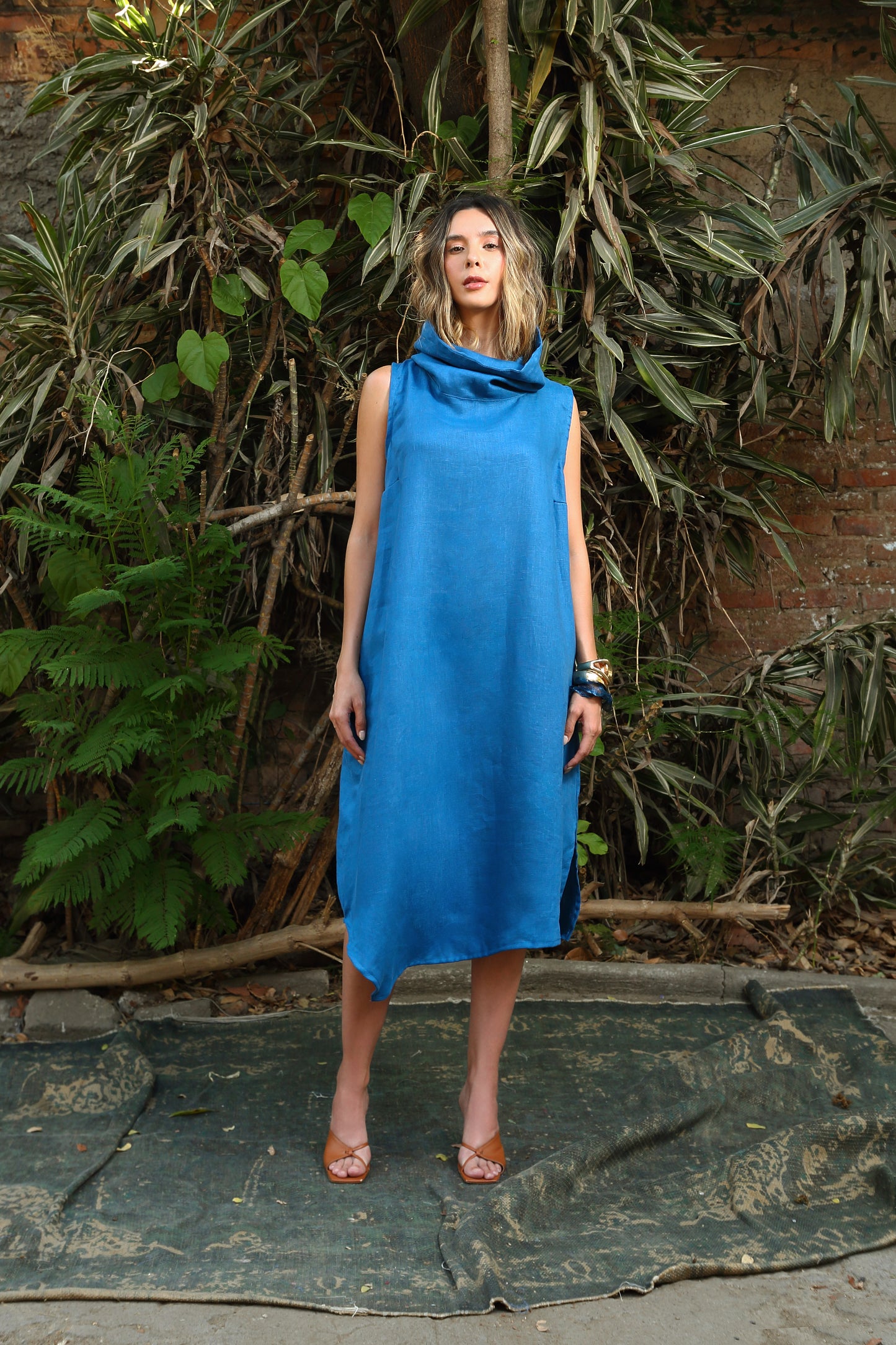 Vestido Cuello Alto Asimetrico Mabel