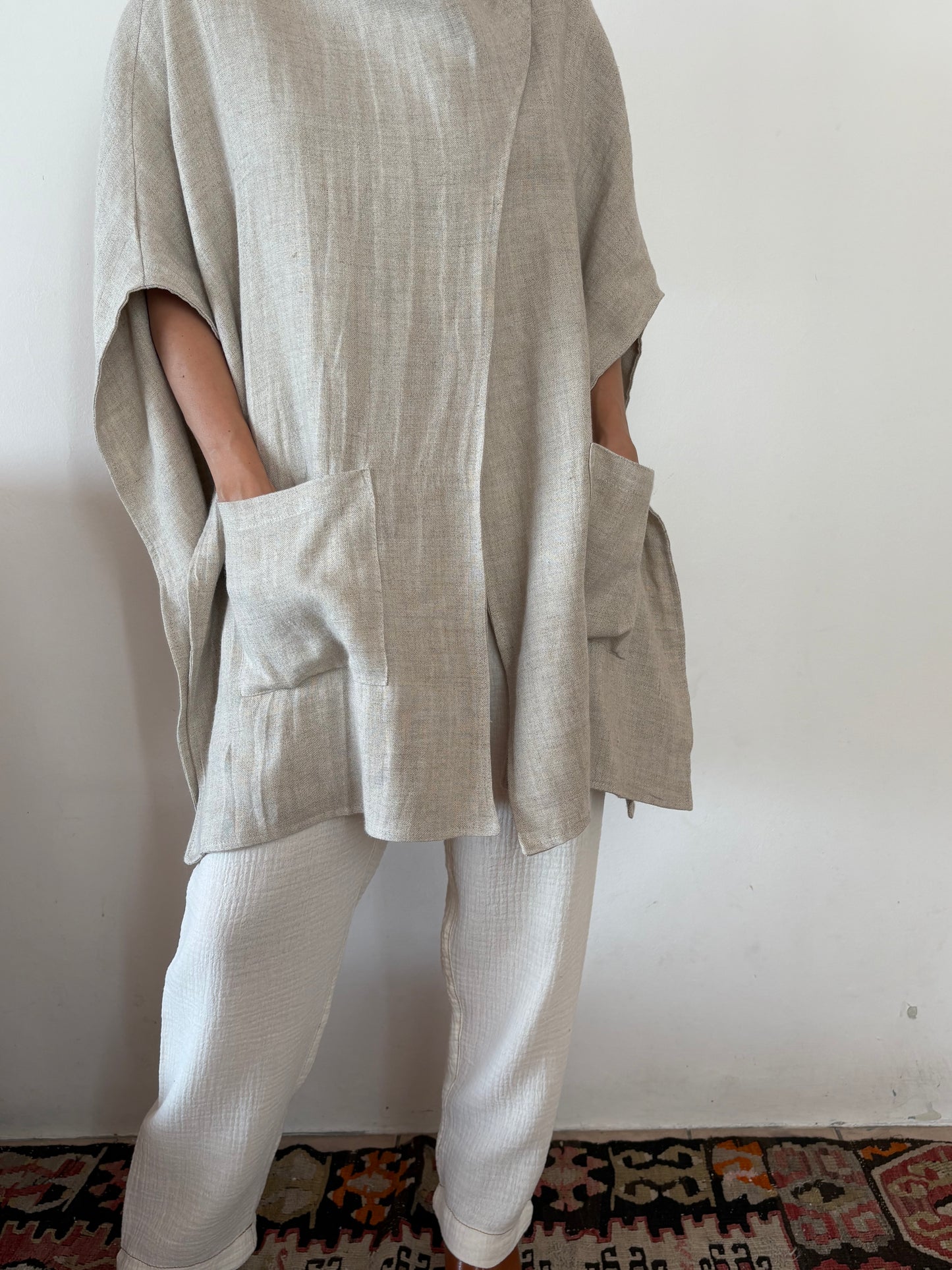 Capa Con Bolsillos Con Tira en Cuello Casu