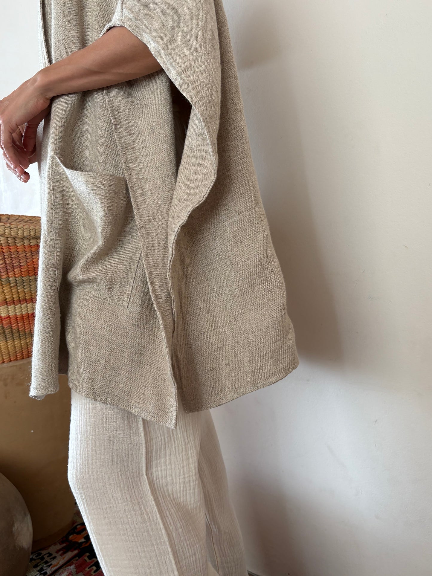 Capa Con Bolsillos Con Tira en Cuello Casu