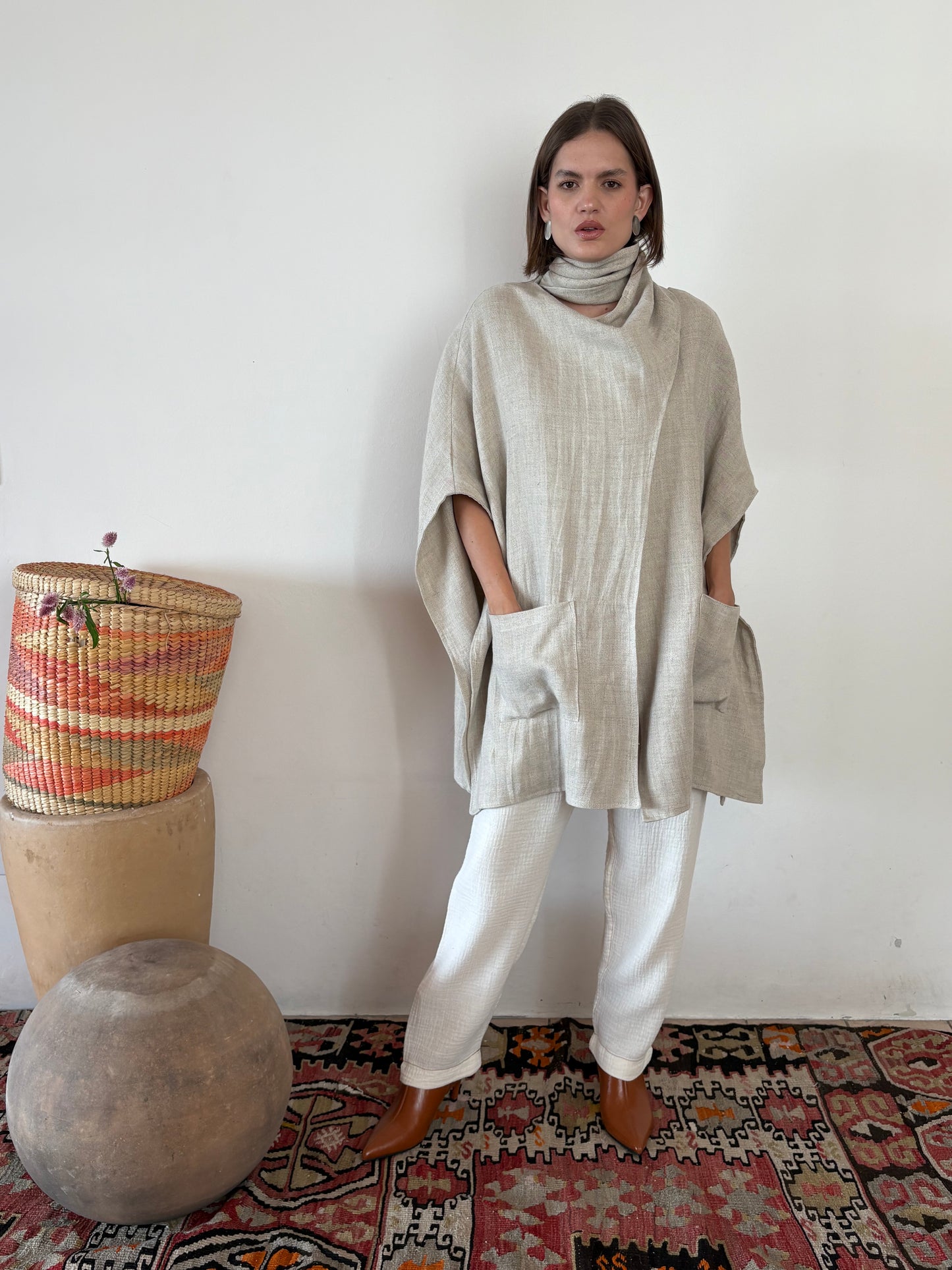 Capa Con Bolsillos Con Tira en Cuello Casu