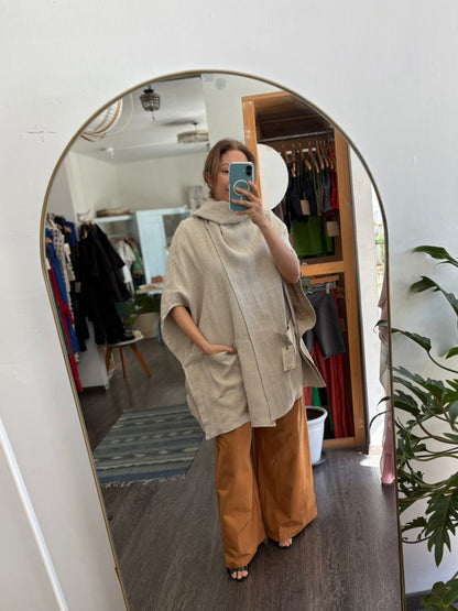 Capa Con Bolsillos Con Tira en Cuello Casu