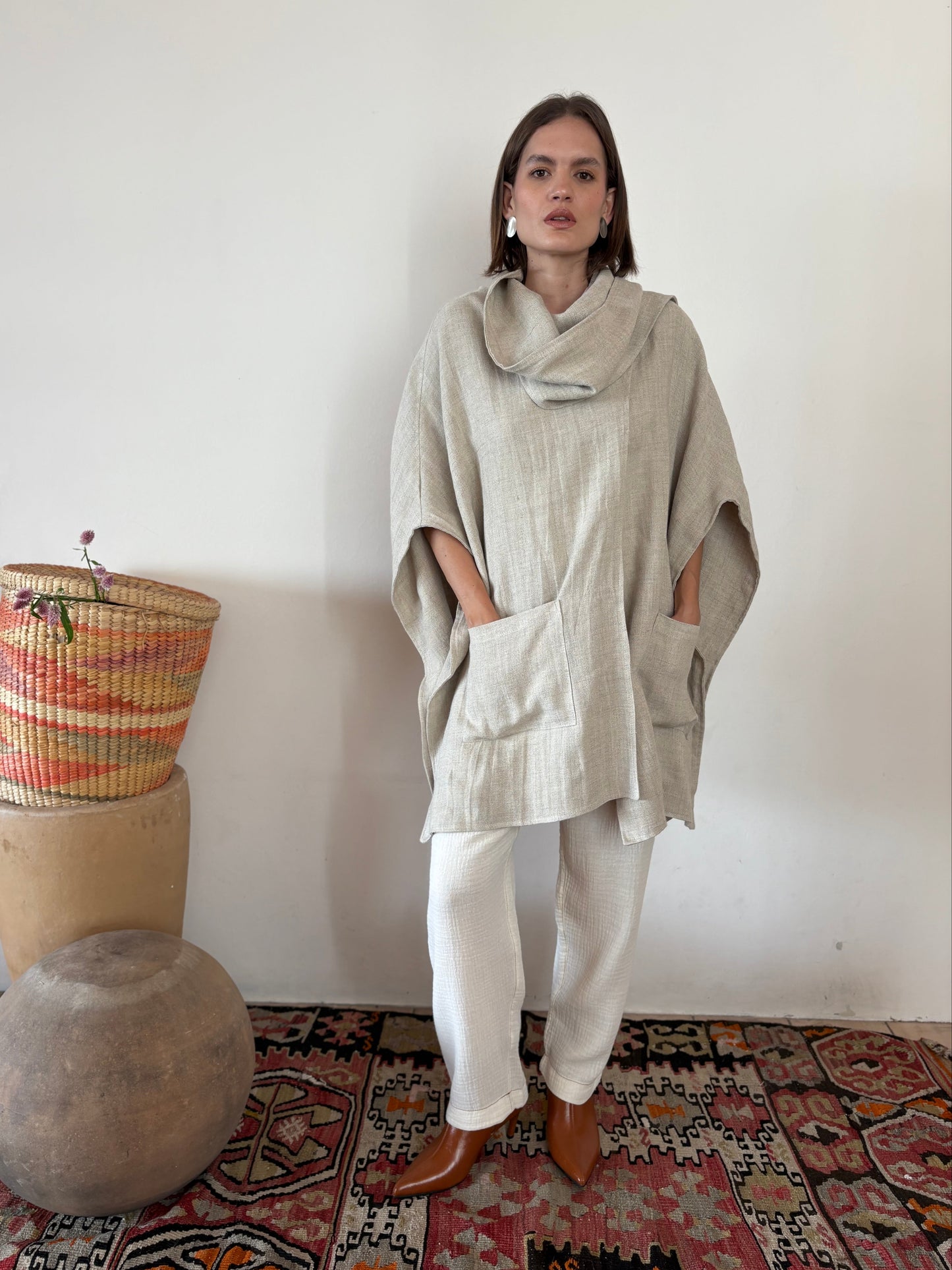 Capa Con Bolsillos Con Tira en Cuello Casu