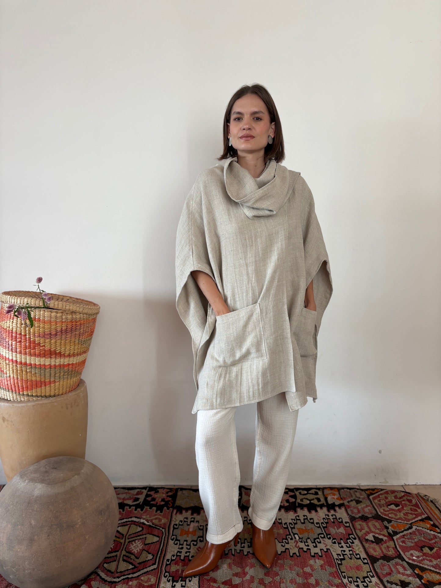 Capa Con Bolsillos Con Tira en Cuello Casu