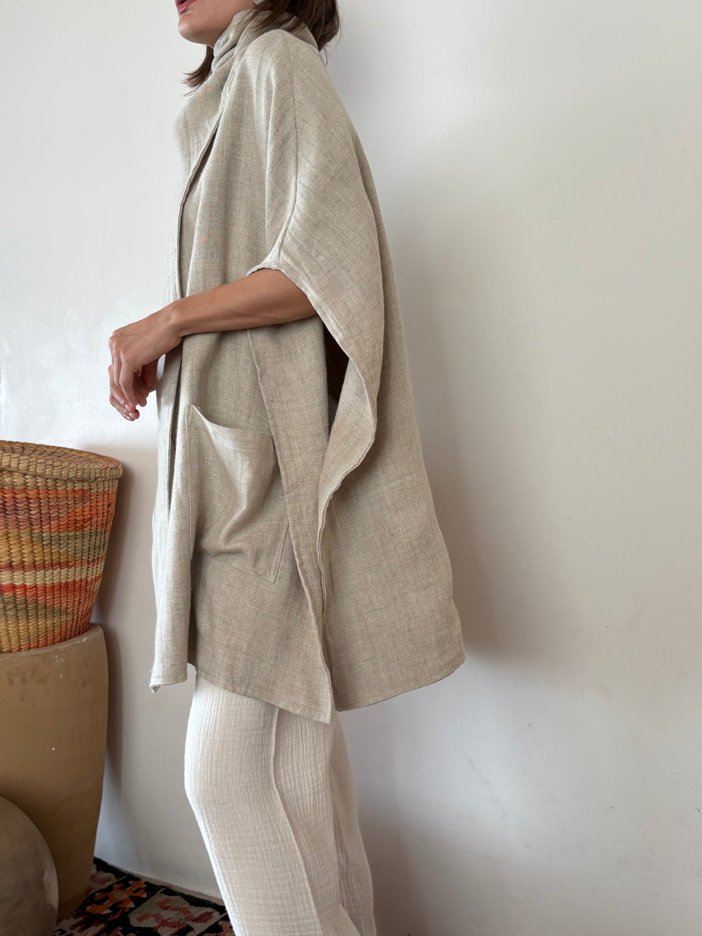 Capa Con Bolsillos Con Tira en Cuello Casu