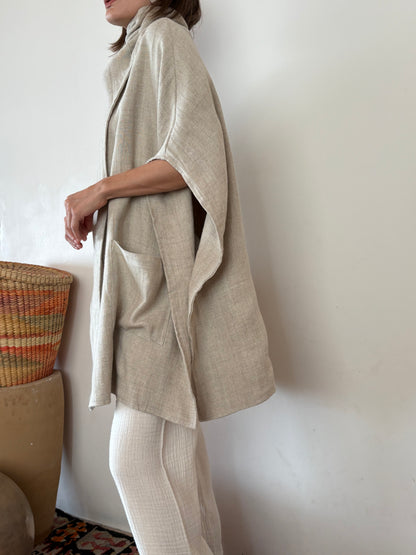 Capa Con Bolsillos Con Tira en Cuello Casu